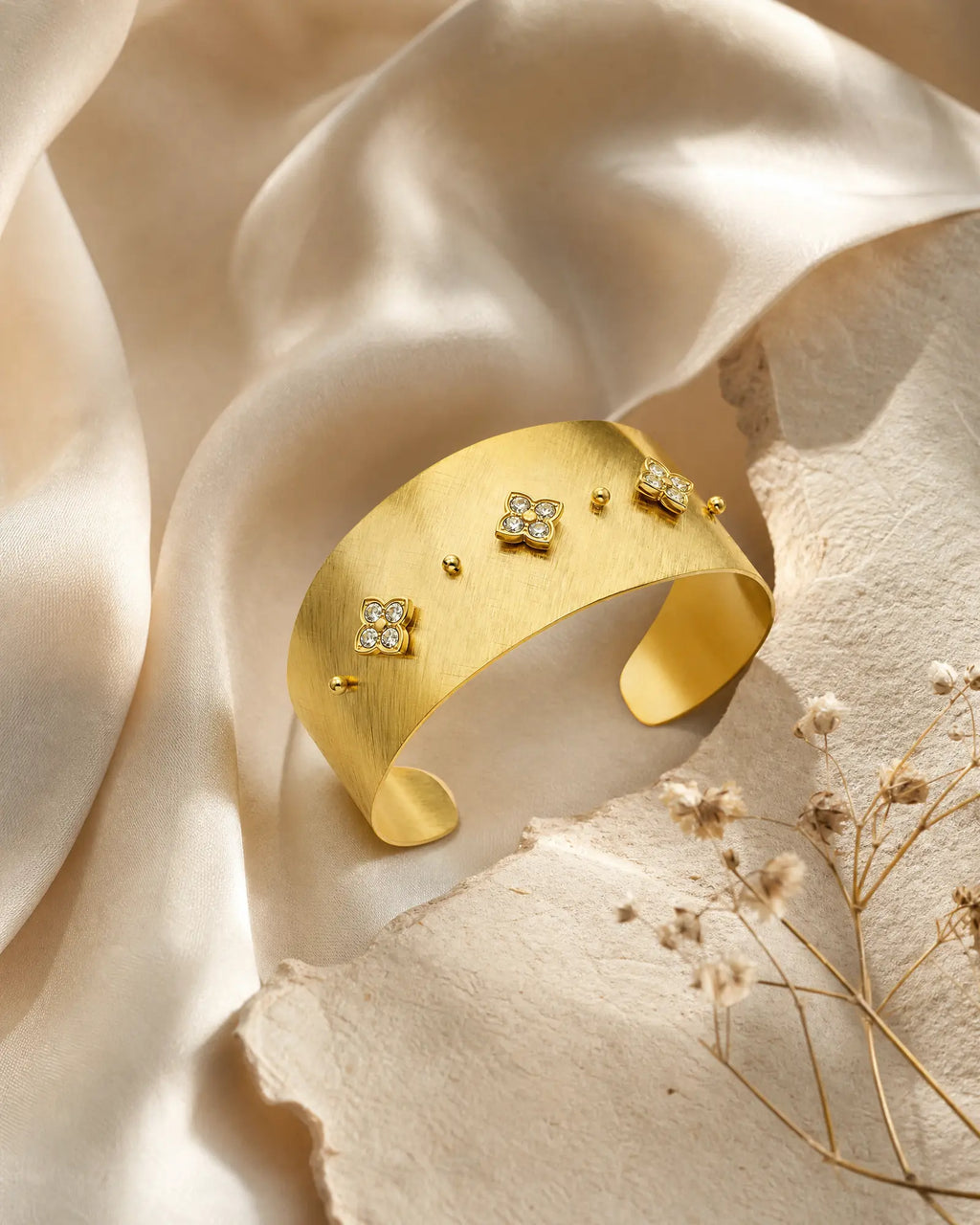 Quatrefoil Zircon Gold Open Bracelet