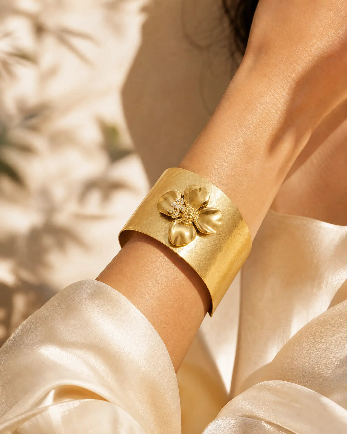 Bee Zirconia Flower Wide Face Bracelet
